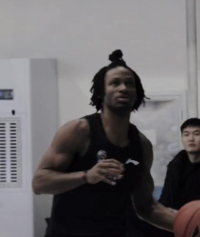 他的妻子伊丽莎白为了帮助他克服掉这个弱点，给他找了很多医生，但效果都不显著。